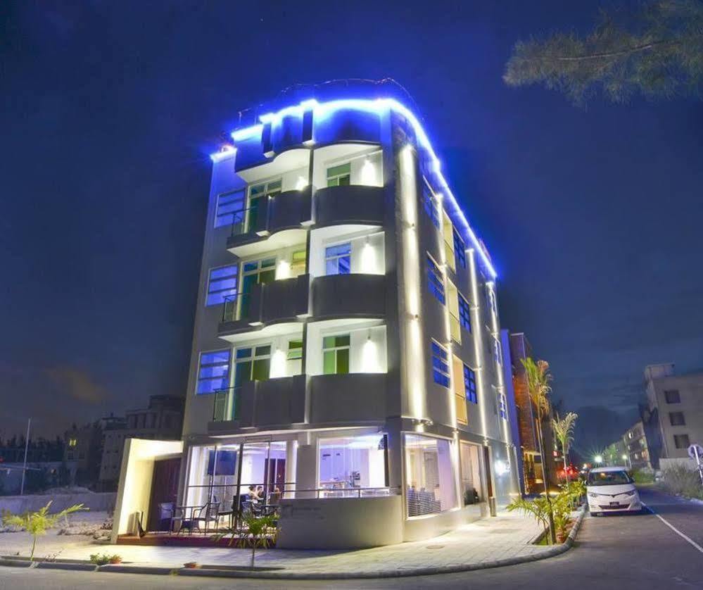 Airport Beach Hotel ฮุลฮูมาเล ภายนอก รูปภาพ