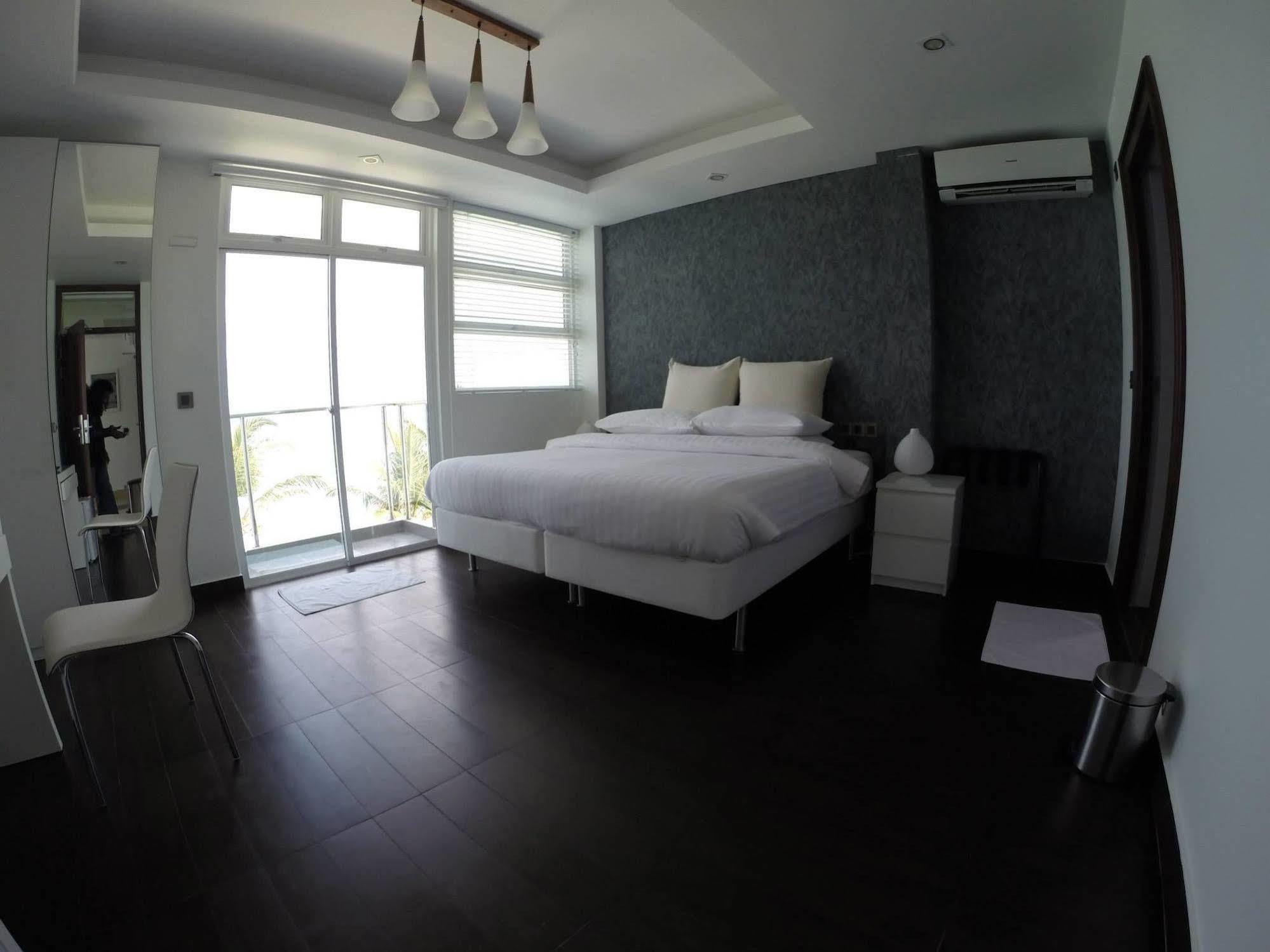 Airport Beach Hotel ฮุลฮูมาเล ภายนอก รูปภาพ