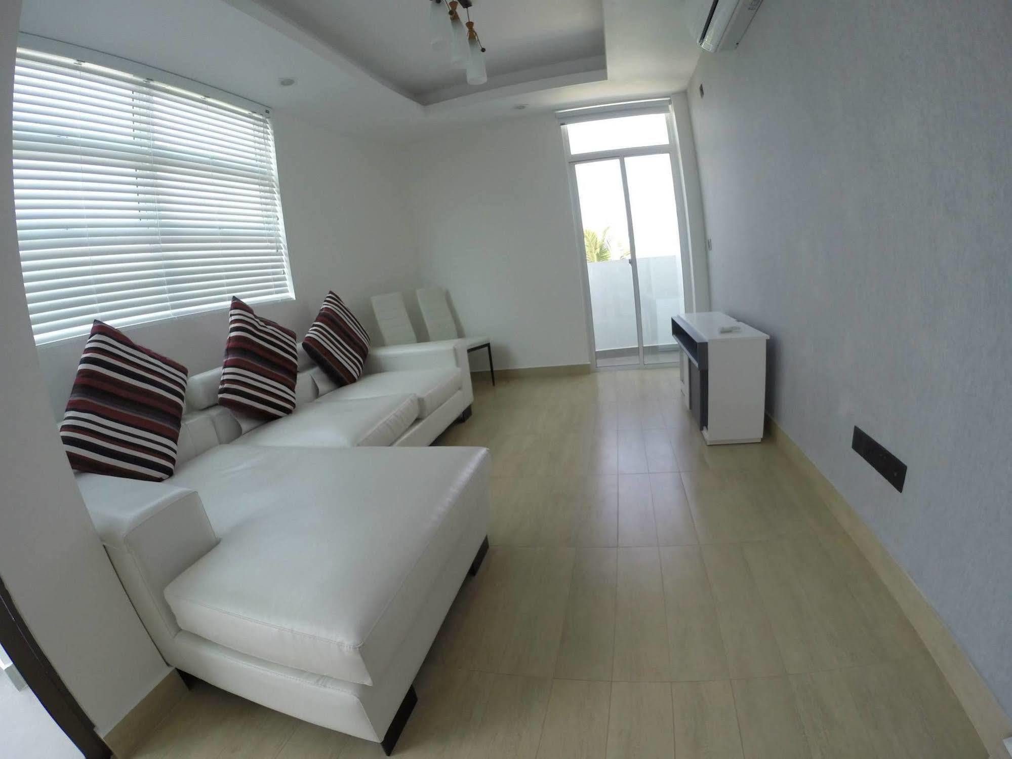 Airport Beach Hotel ฮุลฮูมาเล ภายนอก รูปภาพ