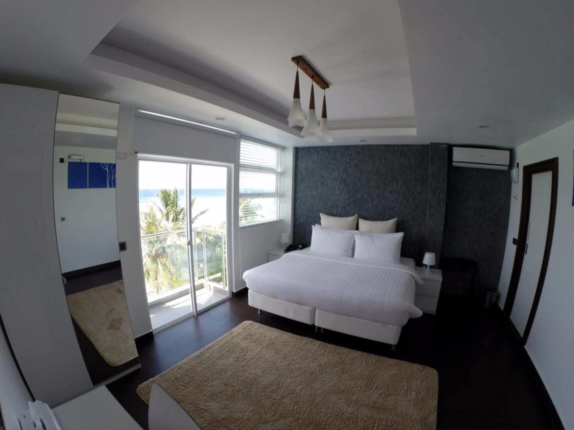 Airport Beach Hotel ฮุลฮูมาเล ภายนอก รูปภาพ