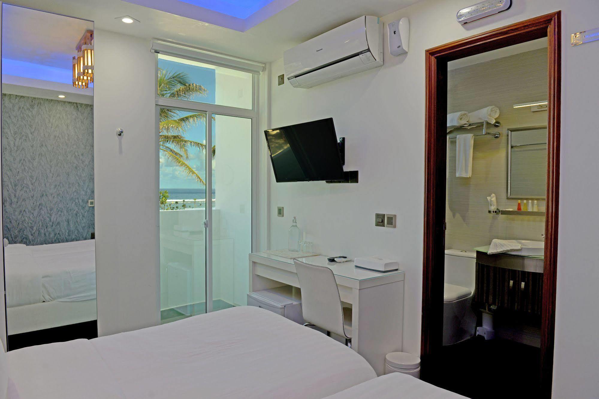 Airport Beach Hotel ฮุลฮูมาเล ภายนอก รูปภาพ
