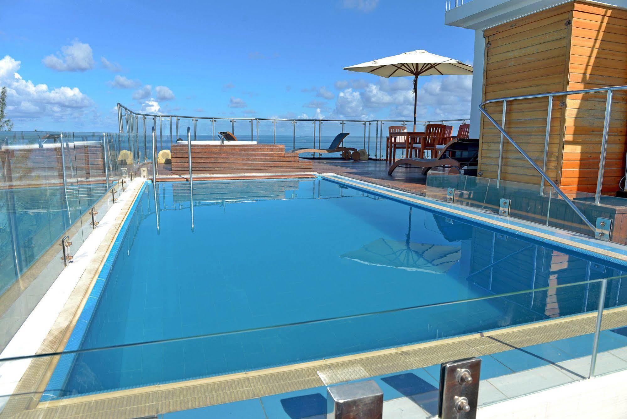 Airport Beach Hotel ฮุลฮูมาเล ภายนอก รูปภาพ